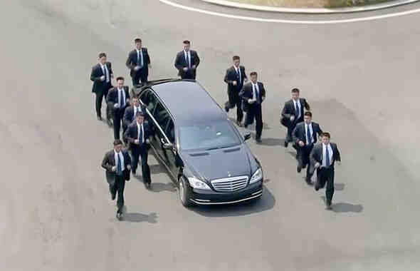 Kim’in adamları bunlar! Dünyanın izlediği ilginç görüntü