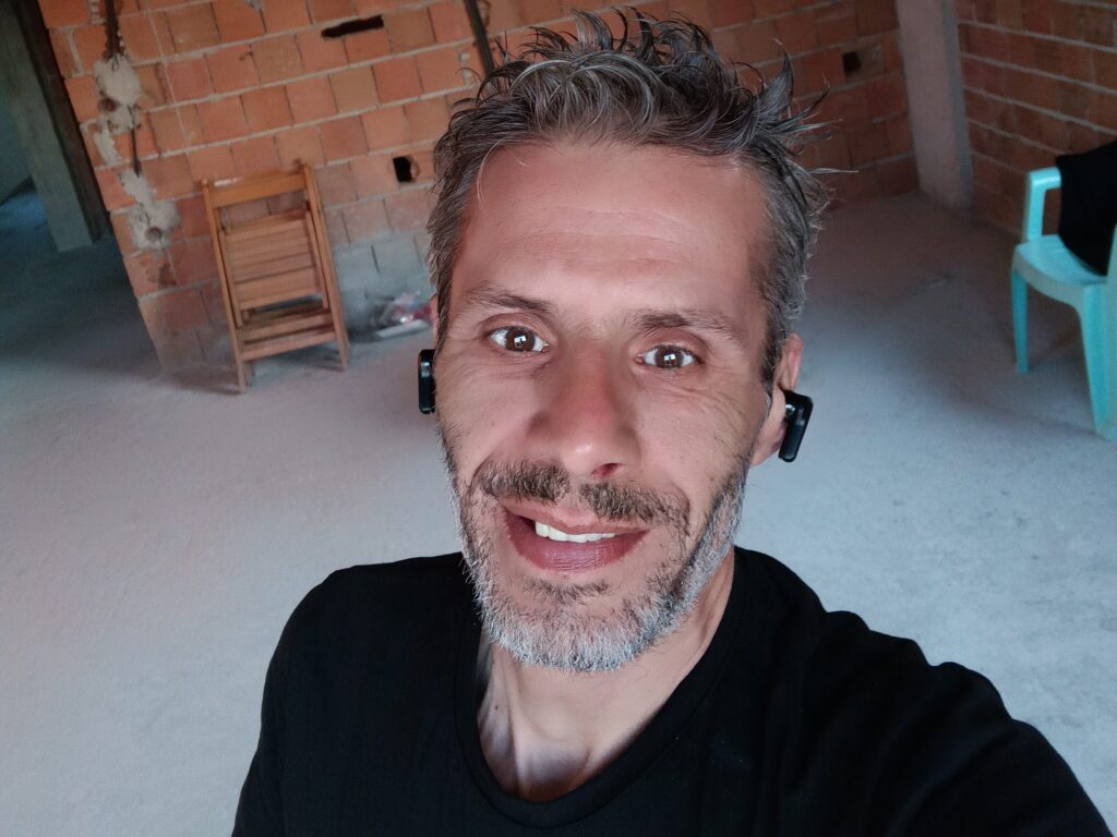 Peşinde dolaştıkları adama bakın :)